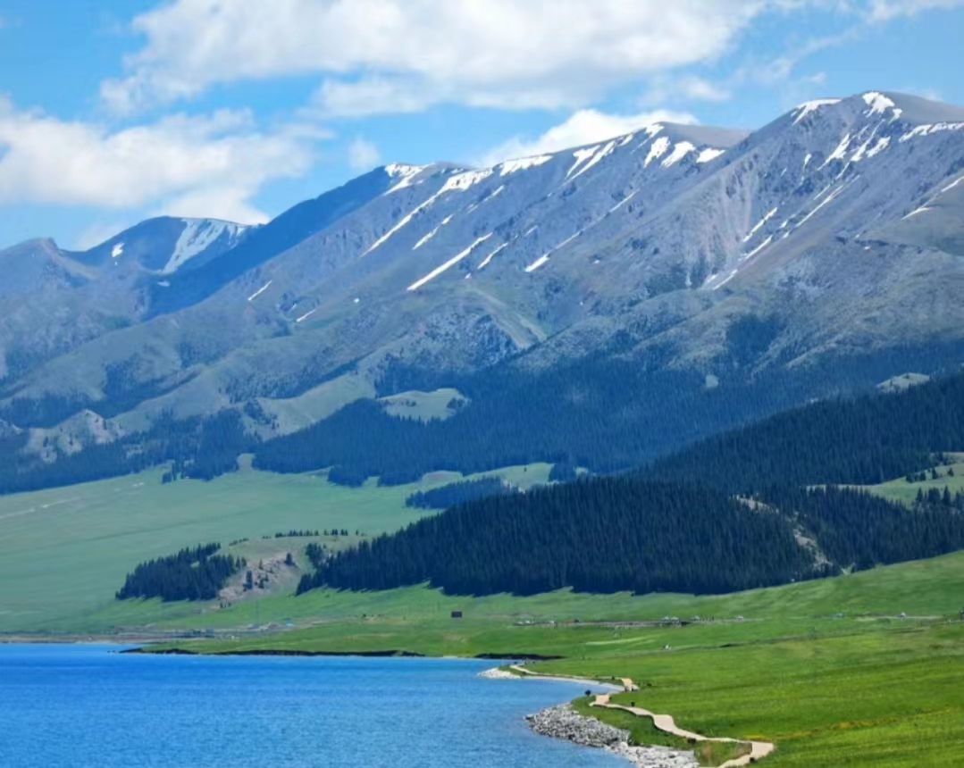 A scenic view of Bortala Arixiate Keke Shiwei Ji Shidui Muqun