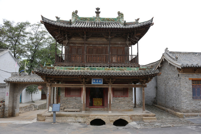 A scenic view of Changzhi Qianwanhu Tangwang Temple