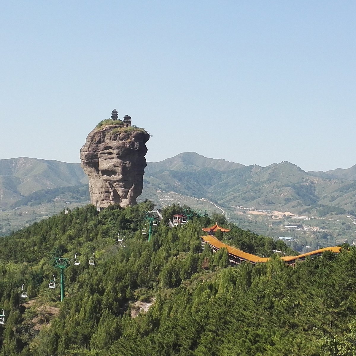 A scenic view of Chengde Banjie Pagoda