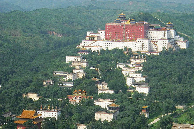 A scenic view of Chengde Chenghuang Temple