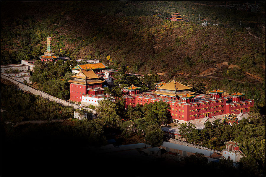 A scenic view of Chengde Chenghuang Temple