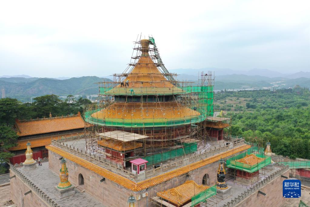 A scenic view of Chengde Pule Temple
