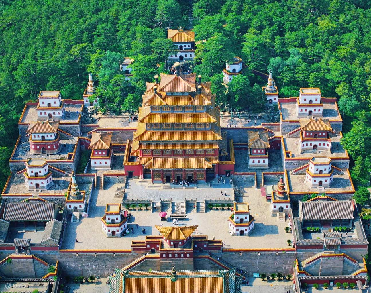 A scenic view of Chengde Puning Temple