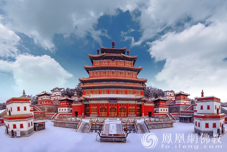 A scenic view of Chengde Puning Temple