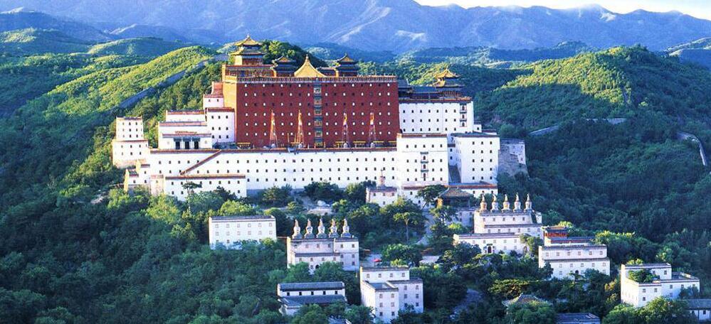 A scenic view of Chengde Putuo Zongcheng Temple