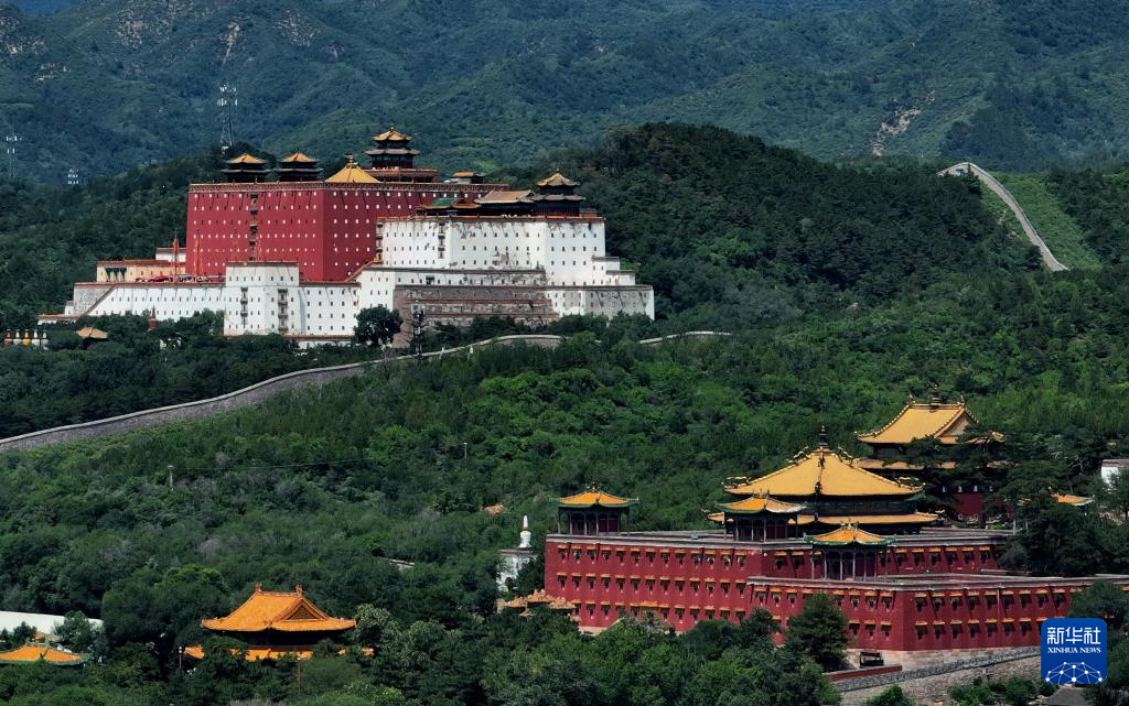 A scenic view of Chengde Putuo Zongcheng Temple