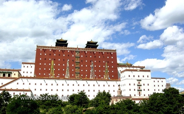 A scenic view of Chengde Putuo Zongcheng Temple