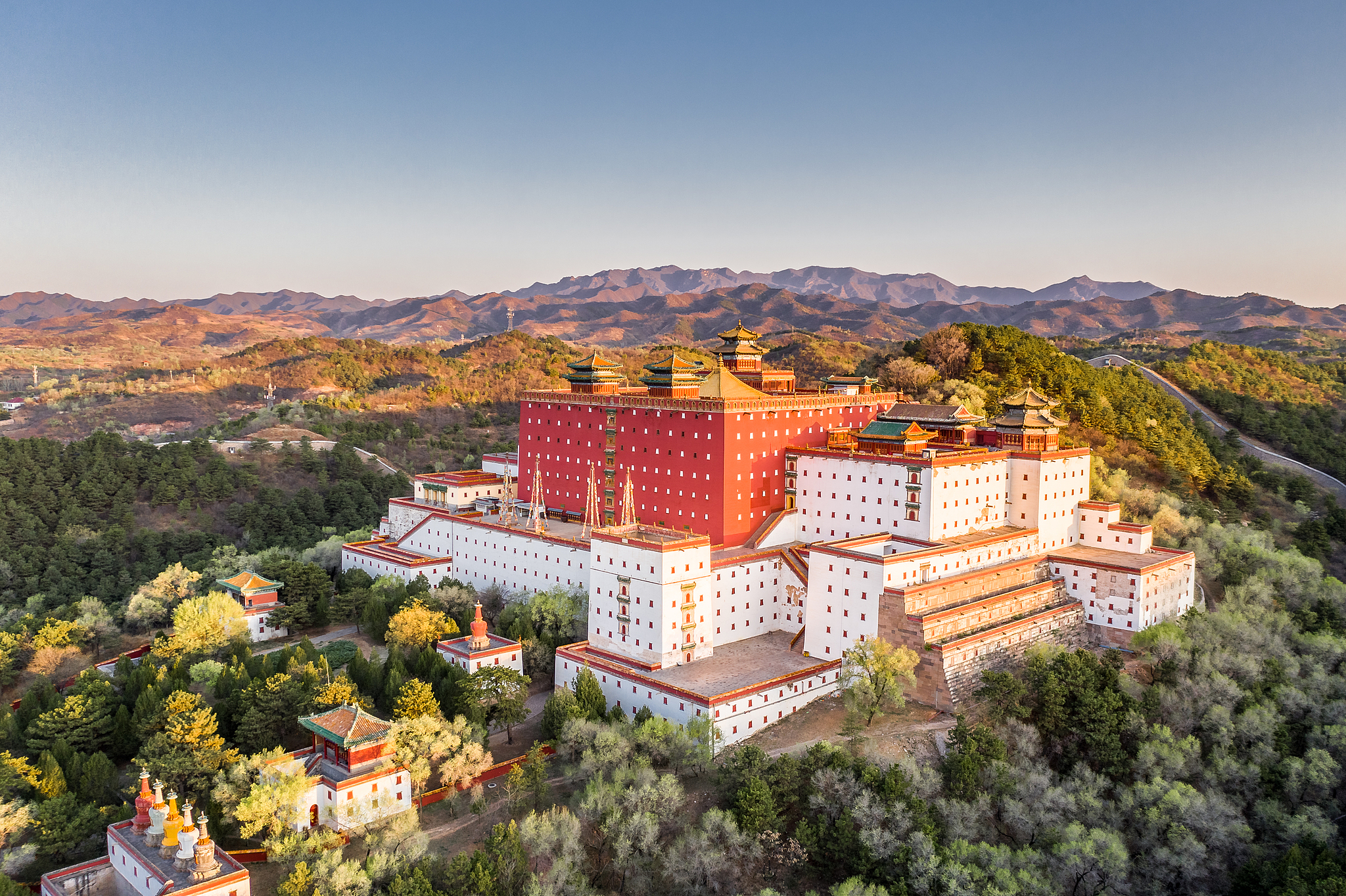 A scenic view of Chengde Putuo Zongcheng Temple