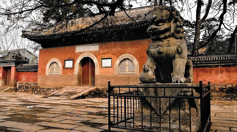 A scenic view of Chengde Shuxiang Temple