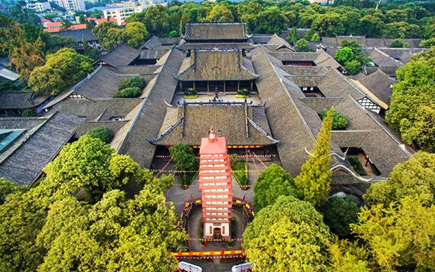 A scenic view of Chengdu Baoguangsi