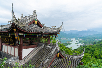 A scenic view of Chengdu Qingchengshan Gujianzhuqun