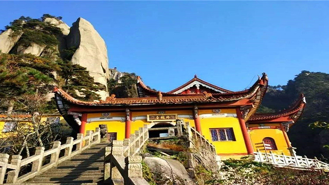 A scenic view of Chizhou Jiuhuashan Baisuigong