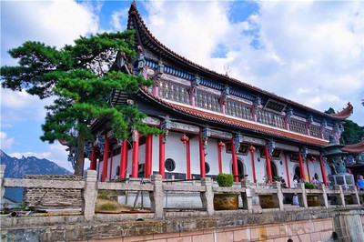 A scenic view of Chizhou Jiuhuashan Baisuigong