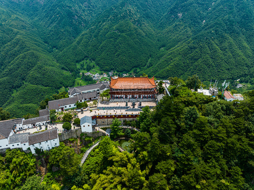 A scenic view of Chizhou Jiuhuashan Baisuigong