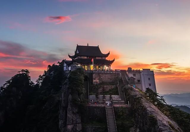 A scenic view of Chizhou Jiuhuashan Huachengsi