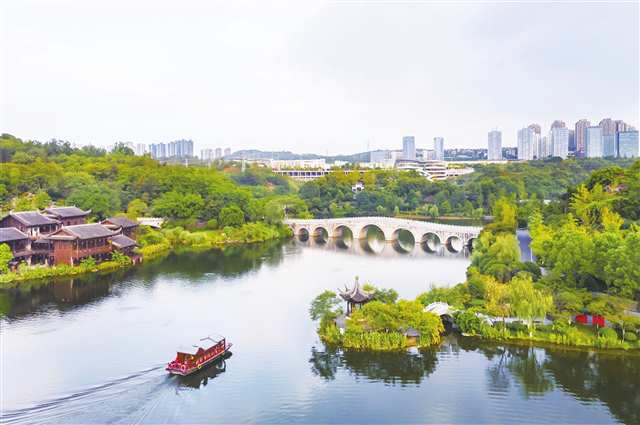 A scenic view of Chongqing Linyuan