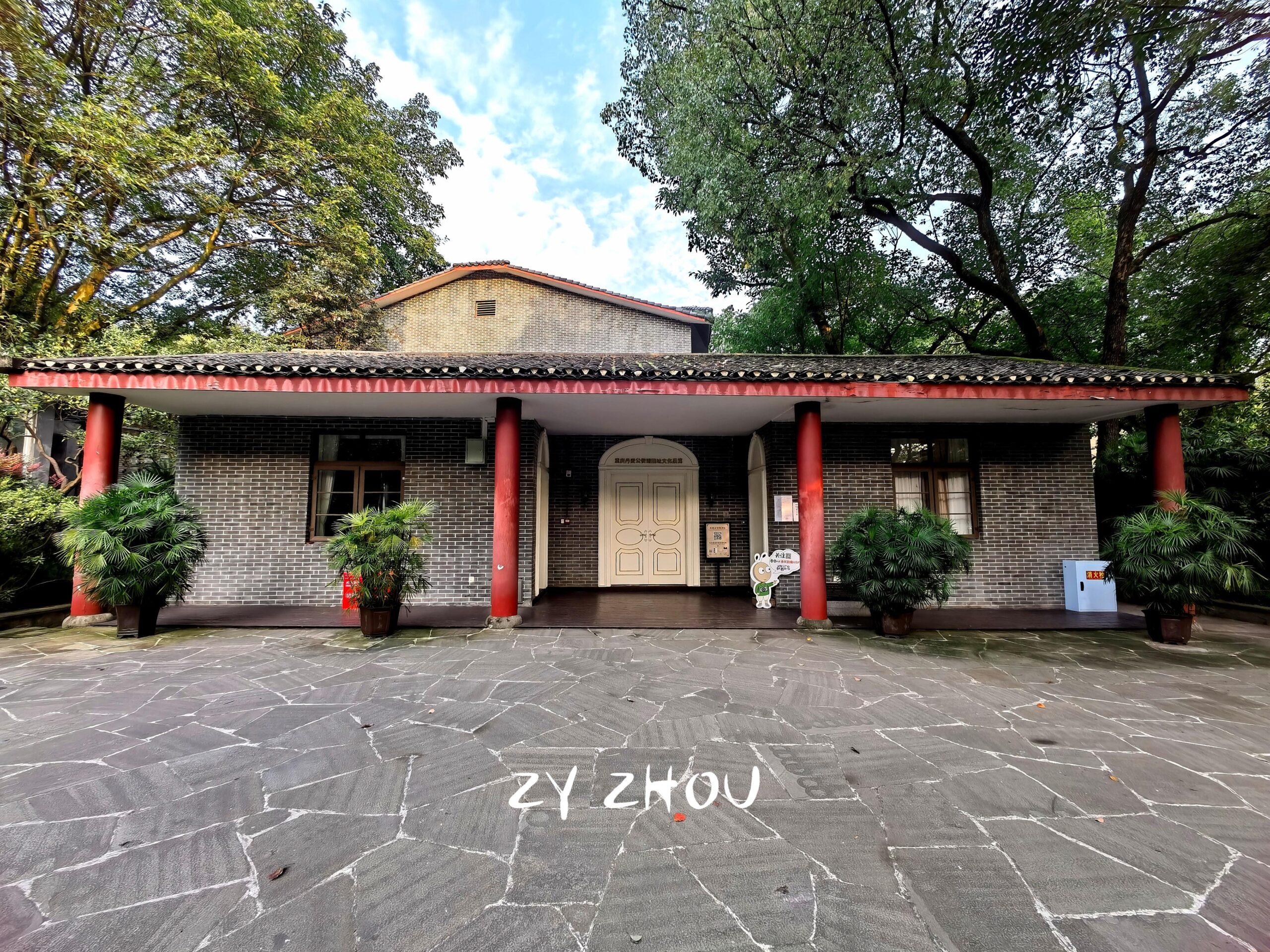 A scenic view of Chongqing Tongmengguo Zhongguo Zhanqu Tongshuaibu Guandi Jiuzhi