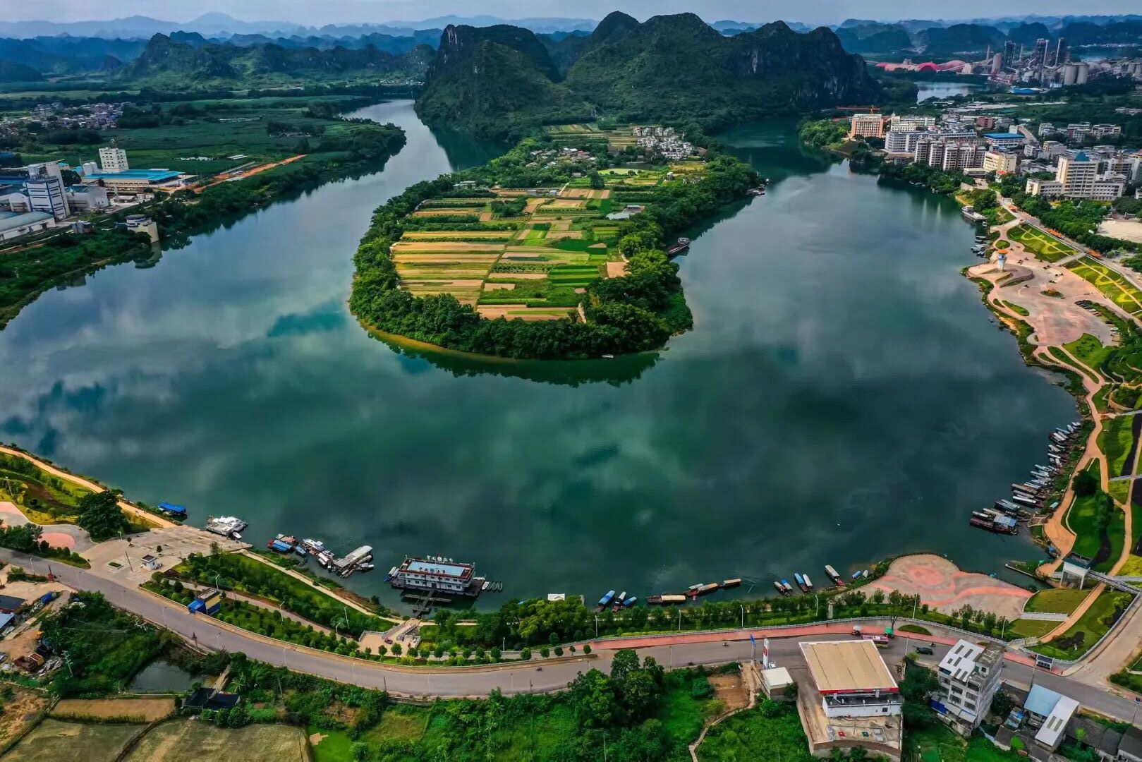 A scenic view of Chongzuo Huashan Yanhua