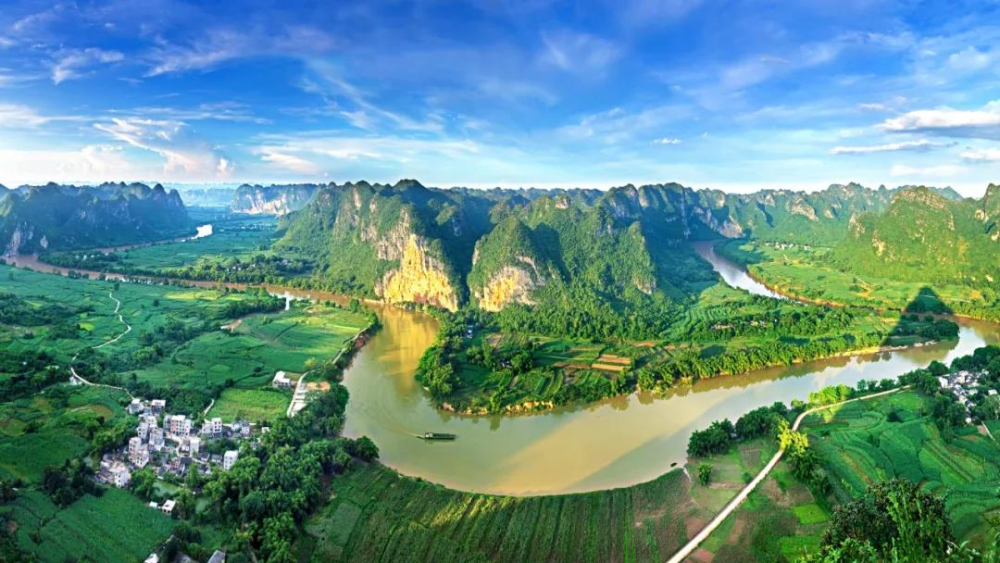 A scenic view of Chongzuo Huashan Yanhua