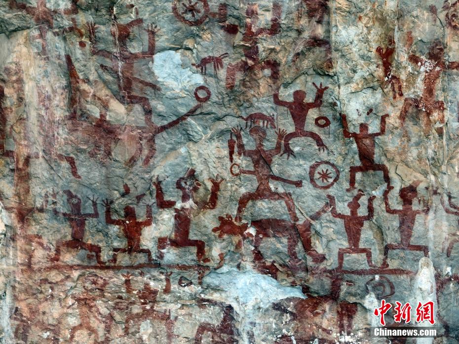 A scenic view of Chongzuo Huashan Yanhua