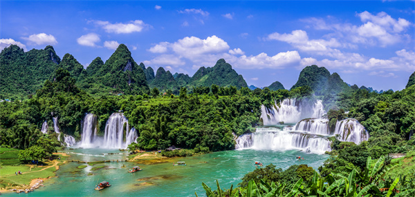 A scenic view of Chongzuo Huashan Yanhua