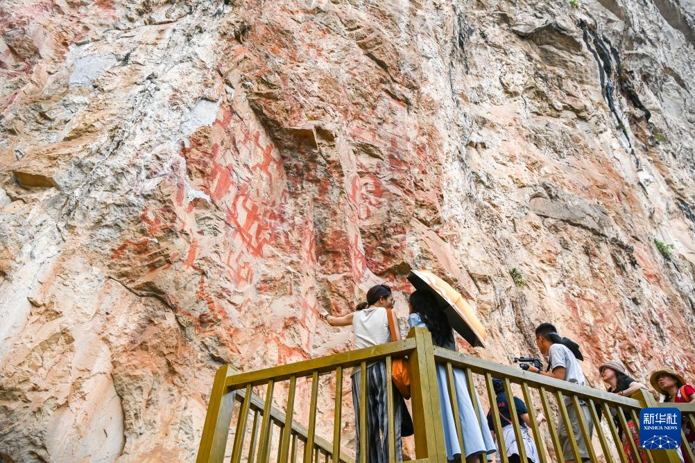 A scenic view of Chongzuo Huashan Yanhua