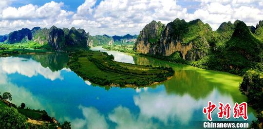 A scenic view of Chongzuo Huashan Yanhua