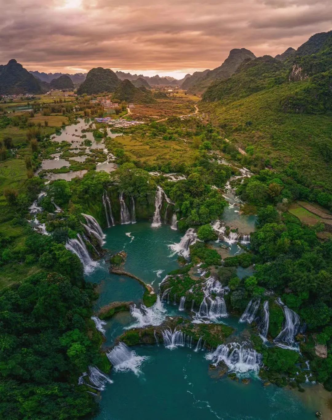 A scenic view of Chongzuo Huashan Yanhua