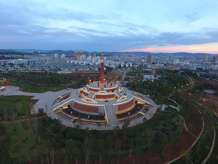 A scenic view of Chuxiong Defengsi