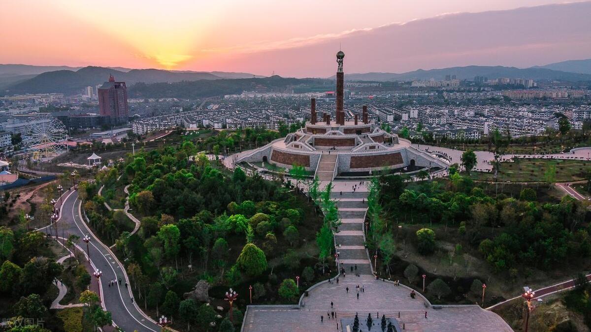 A scenic view of Chuxiong Defengsi