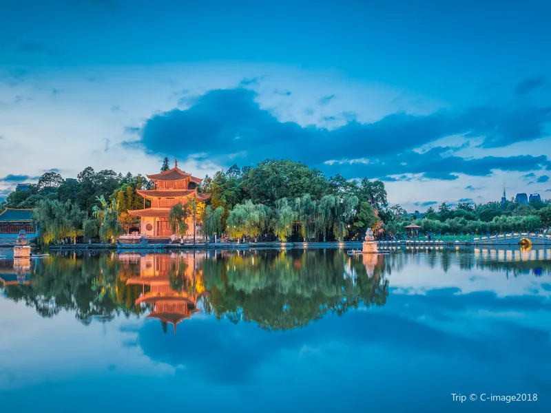 A scenic view of Chuxiong Defengsi