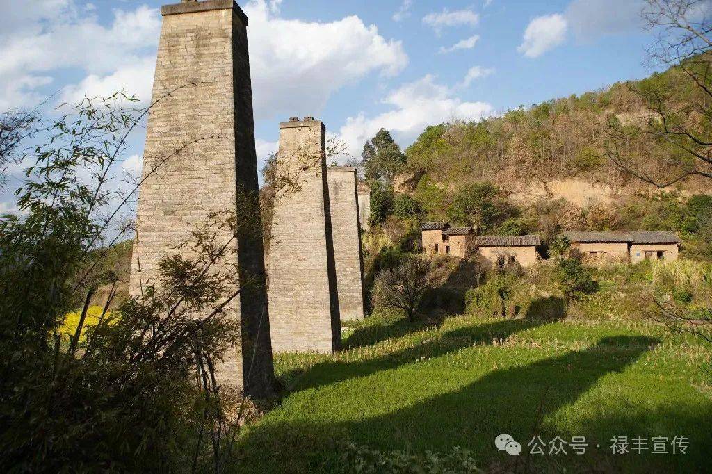 A scenic view of Chuxiong Dianmian Tielu Lufeng Lianxiangguan Qiaosuiqun