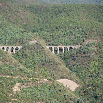 A scenic view of Chuxiong Dianmian Tielu Lufeng Lianxiangguan Qiaosuiqun