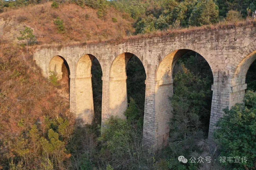 A scenic view of Chuxiong Dianmian Tielu Lufeng Lianxiangguan Qiaosuiqun