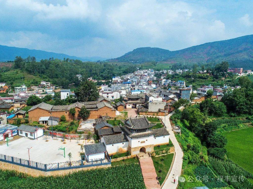 A scenic view of Chuxiong Dianmian Tielu Lufeng Lianxiangguan Qiaosuiqun