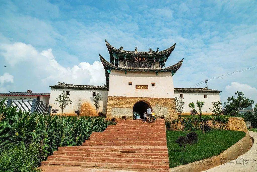 A scenic view of Chuxiong Dianmian Tielu Lufeng Lianxiangguan Qiaosuiqun