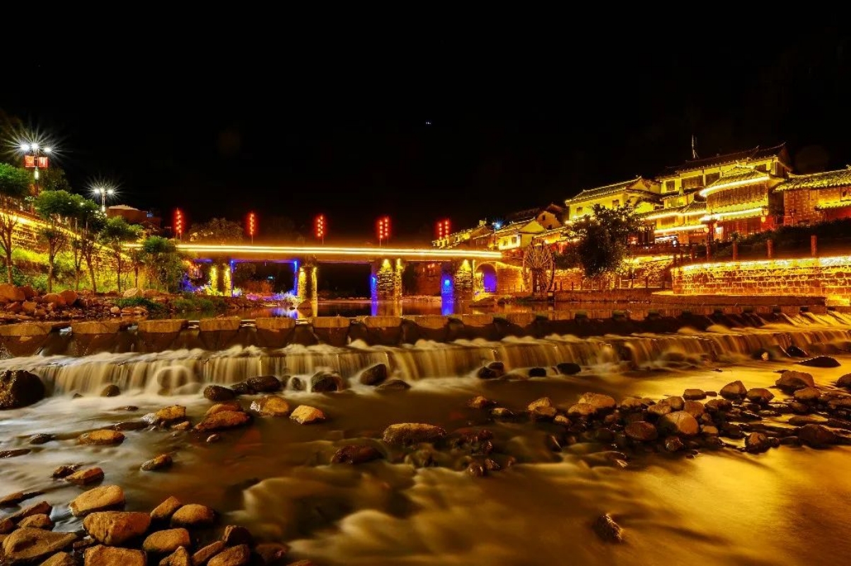 A scenic view of Chuxiong Dianmian Tielu Lufeng Lianxiangguan Qiaosuiqun