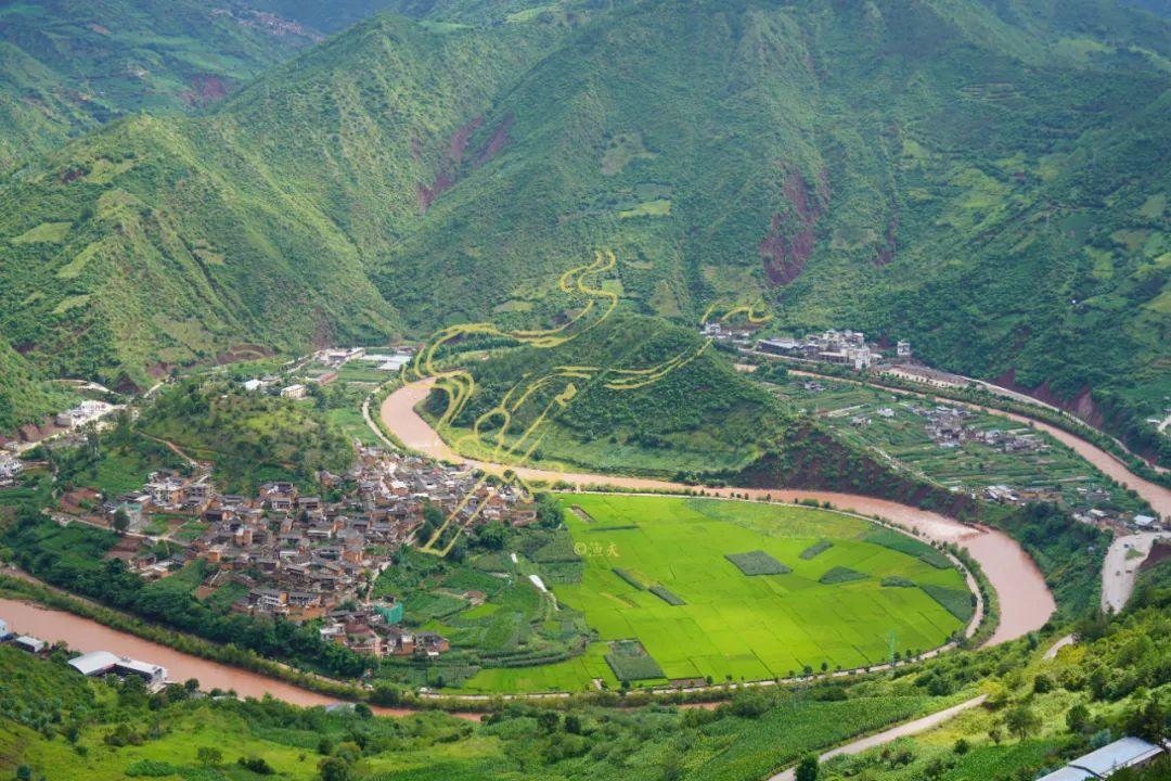 A scenic view of Dali Bijiang Guqiaoliangqun
