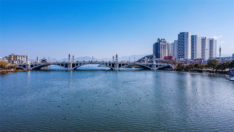 A scenic view of Dali Bijiang Guqiaoliangqun