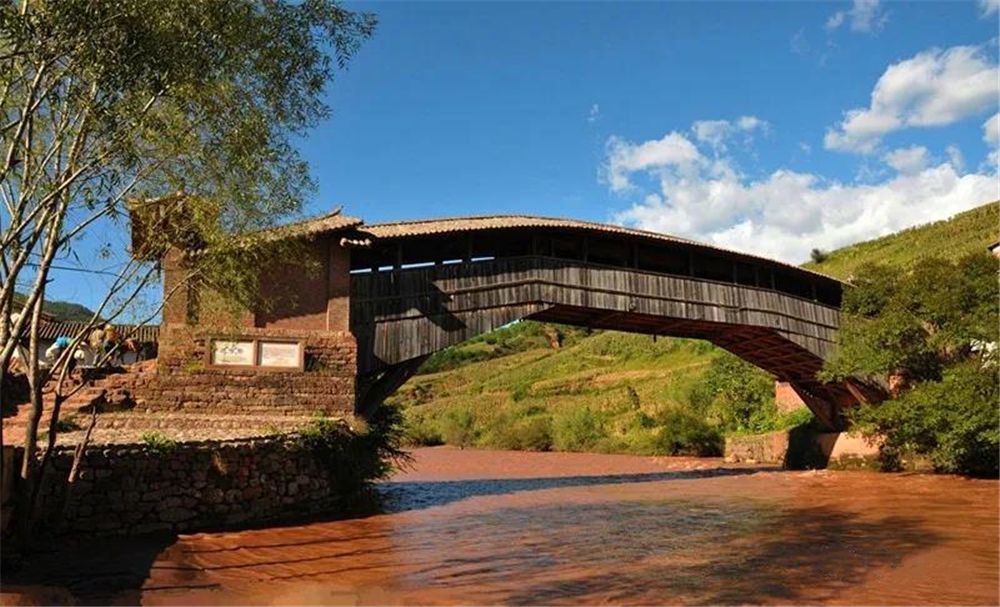 A scenic view of Dali Bijiang Guqiaoliangqun