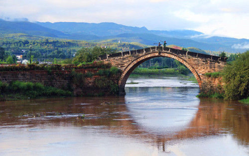 A scenic view of Dali Bijiang Guqiaoliangqun