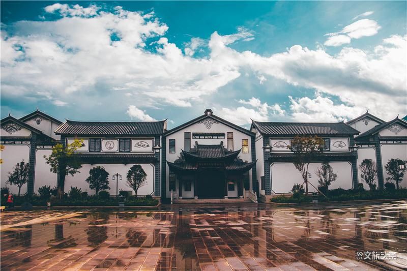 A scenic view of Dali Jingfengge Gujianzhuqun