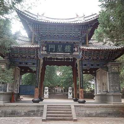 A scenic view of Dali Jingfengge Gujianzhuqun