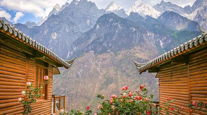 A scenic view of Dali Jingfengge Gujianzhuqun
