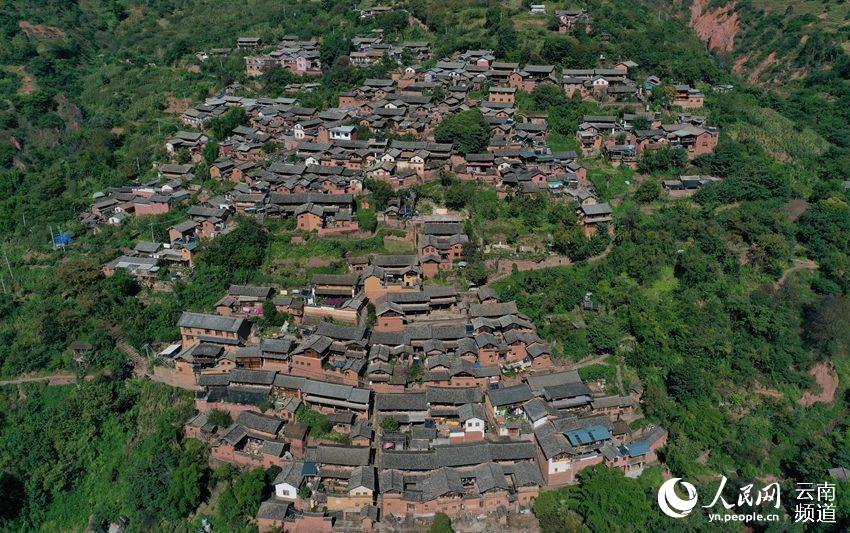 A scenic view of Dali Nuodeng Baizu Xiangtu Jianzhuqun