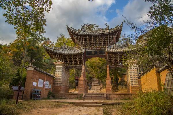 A scenic view of Dali Nuodeng Baizu Xiangtu Jianzhuqun