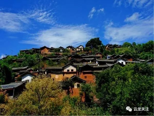 A scenic view of Dali Nuodeng Baizu Xiangtu Jianzhuqun