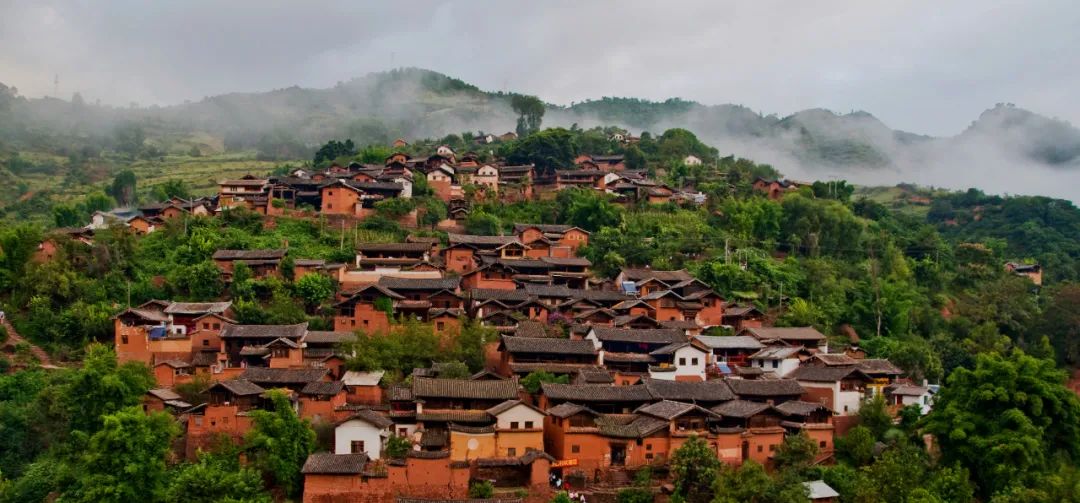 A scenic view of Dali Nuodeng Baizu Xiangtu Jianzhuqun