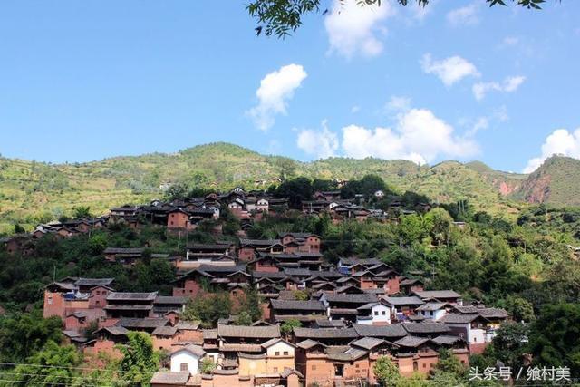 A scenic view of Dali Nuodeng Baizu Xiangtu Jianzhuqun