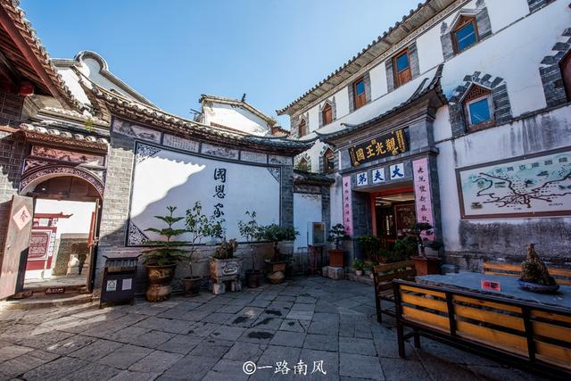 A scenic view of Dali Tianfengshan Gujianzhuqun